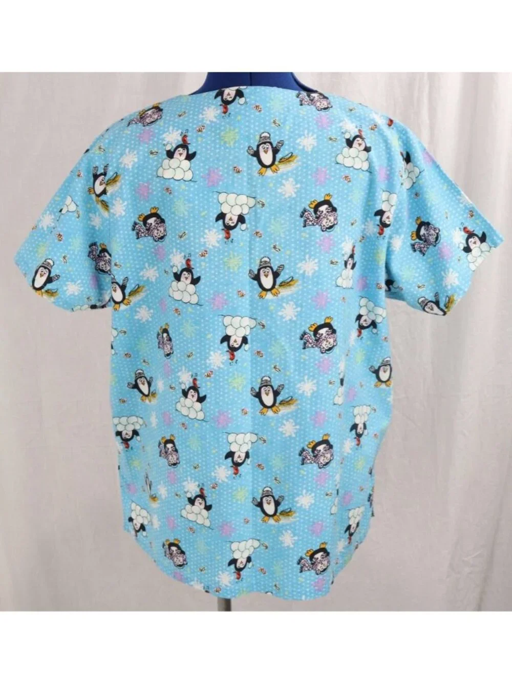 Scrub Top Womens M Blue Medical Uniform Penguin Snow Winter Utility Holiday VTG - Picture 4 of 9